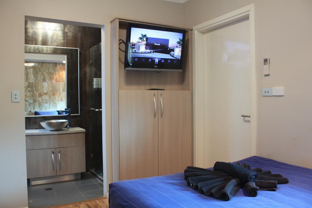 Newman Hotel Room photo
